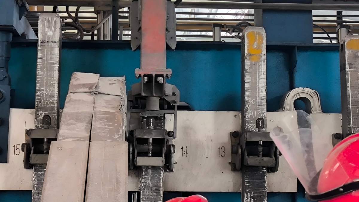 Insulation crane engineering for high-temperature electrolysis workshops