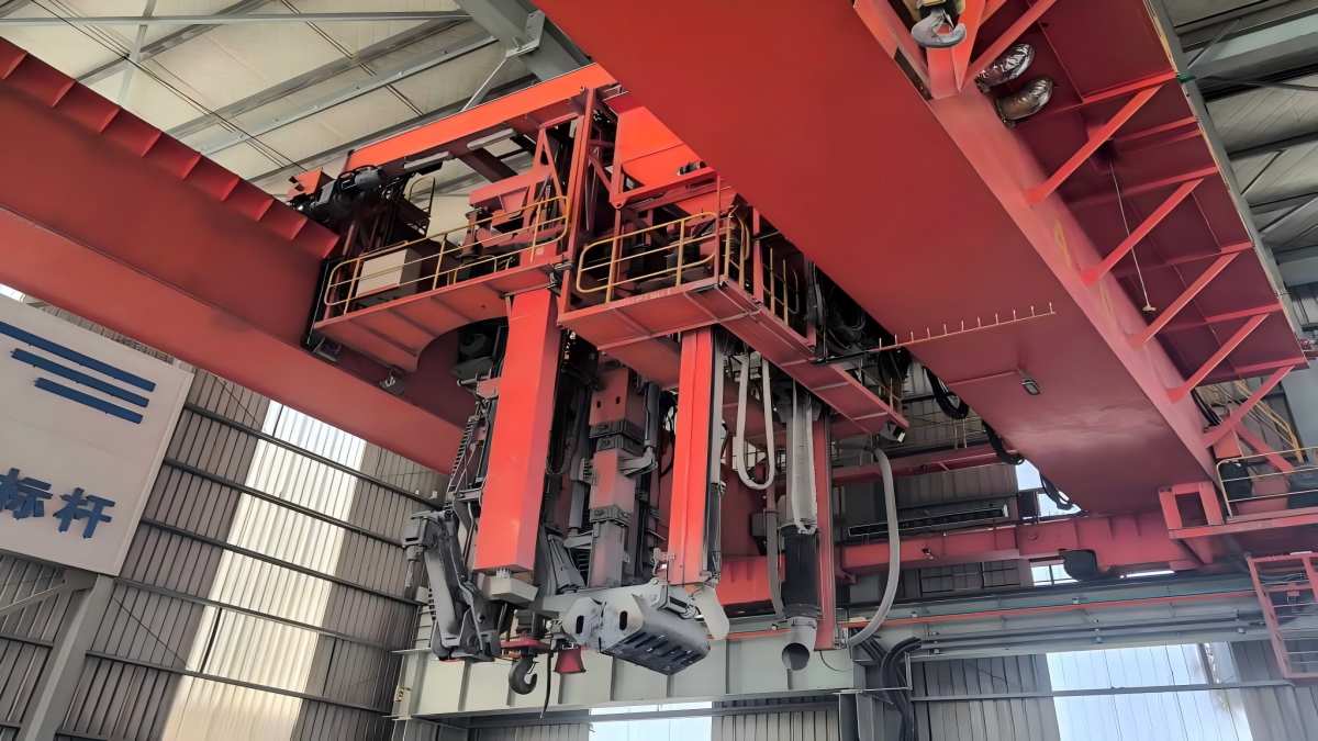 Precision non-standard feeding mechanism of intelligent PTM / smart crane for crust breaking and material charging